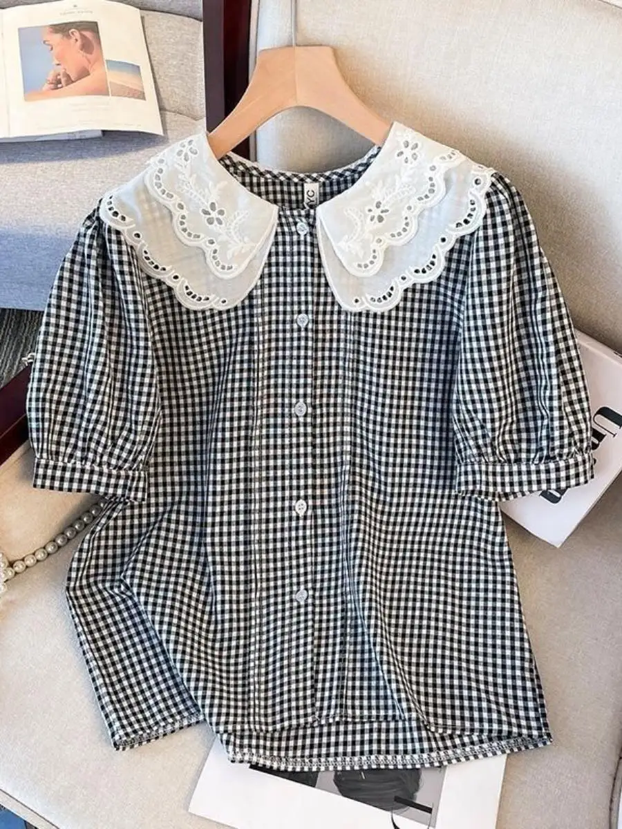 camisa-feminina-plus-size-retro-xadrez-com-gola-de-boneca-e-manga-curta-efeito-emagrecedor-com-lenco-de-bolso-para-um-visual-mais-jovem