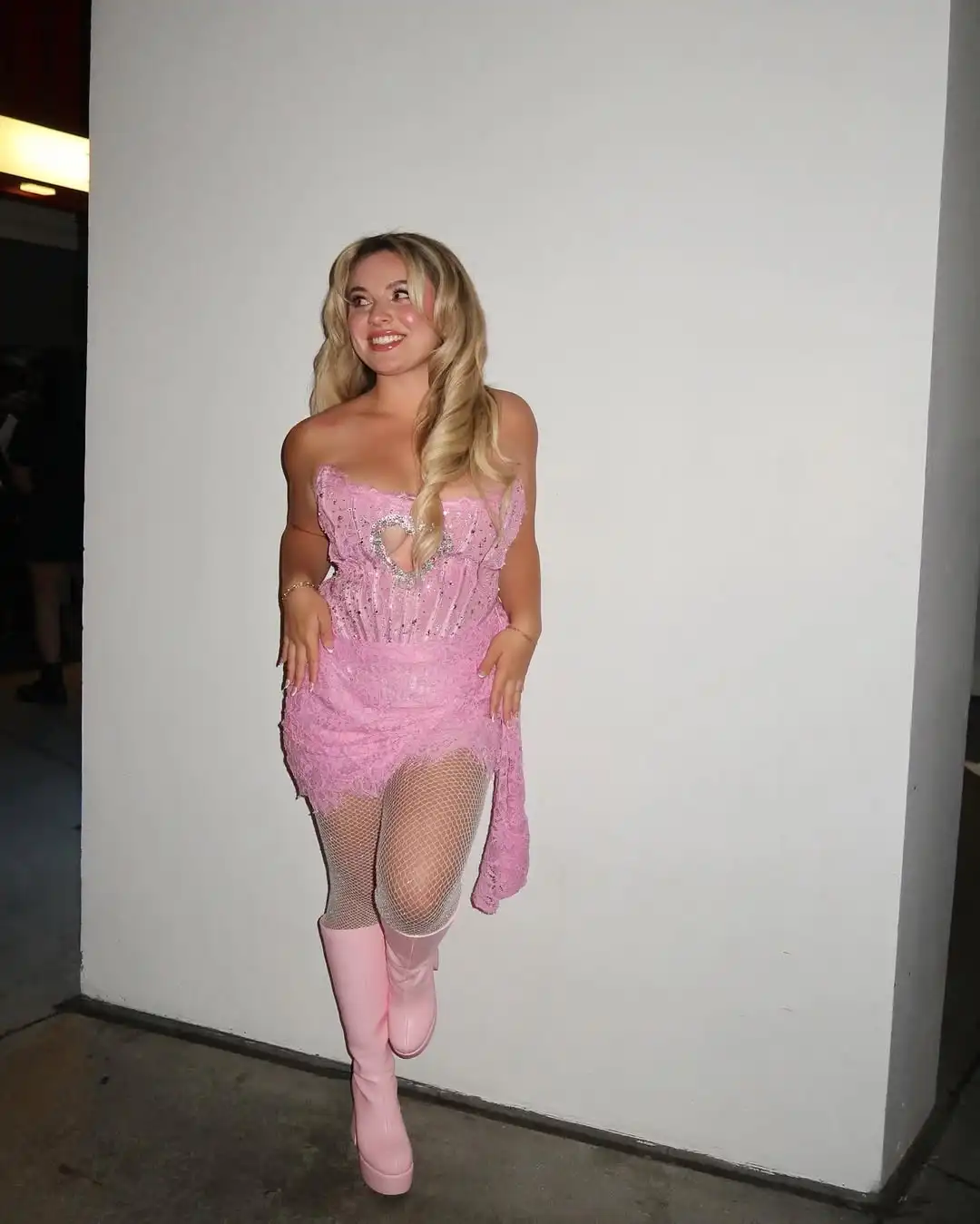 فستان سهرة أنيق على شكل حرف A مزود بصدرية متدفقة بطول قصير فساتين حفلات وردية تخلق كوكتيلًا أنثويًا رشيقًا