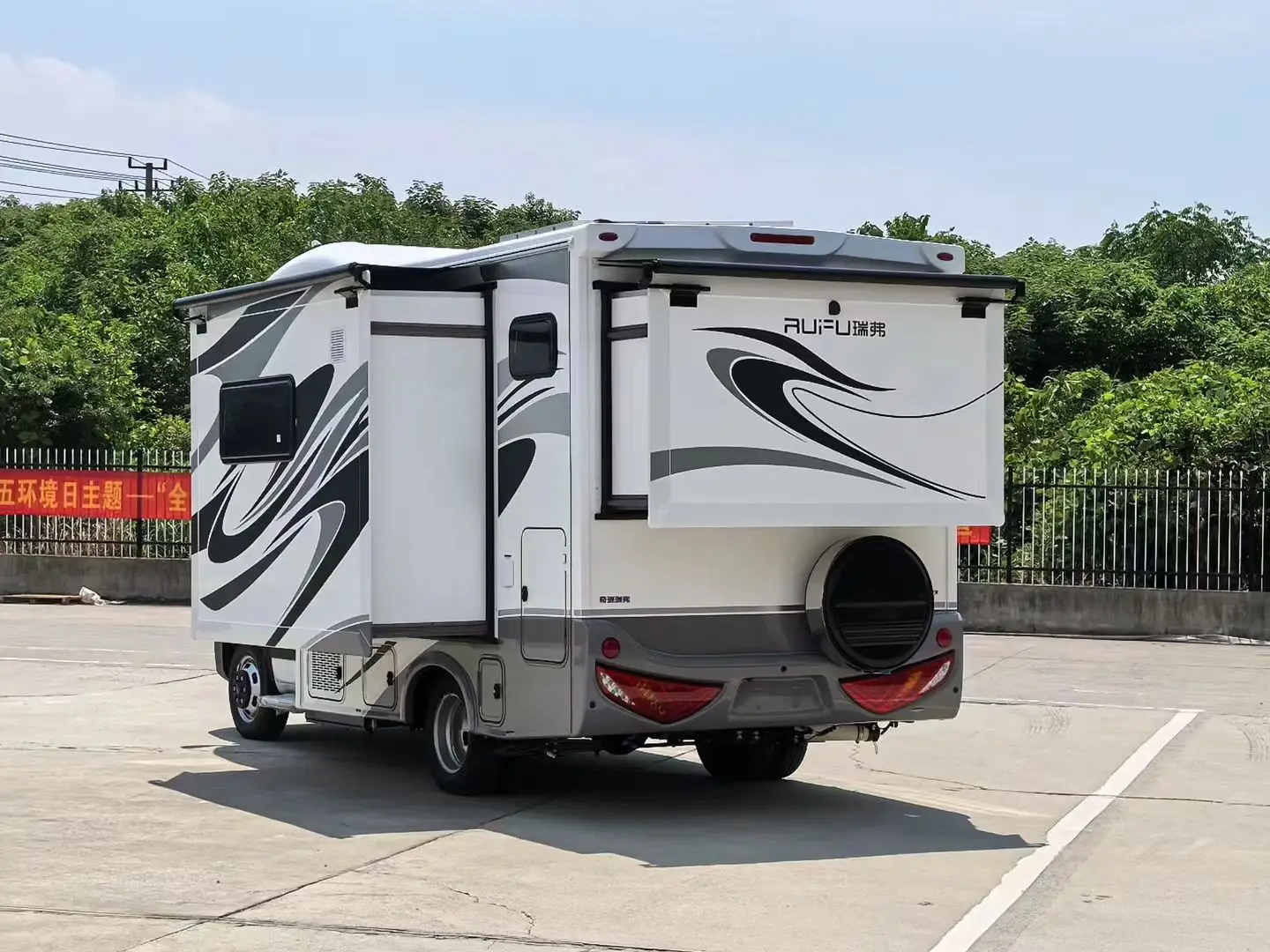 Custom Design Modern Luxury Trailer Rv Caravan Motor Movable Camper Home Thetford Kitchen Aluminum Construction Dual Axles