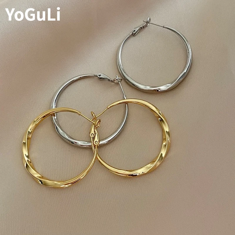 27. Элегантные геометрические hoop-серьги для женщин