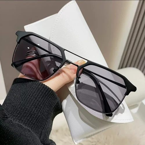Imagen 2 del producto Gafas de sol con montura cuadrada para hombre y mujer, lentes populares para miopía, viajes, vacaciones al aire libre, Anti-UV