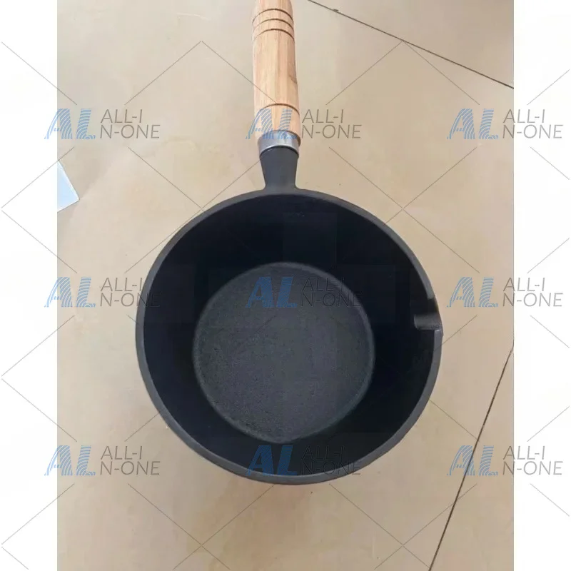 Heat Oil in A Small Cast Iron Skillet, Then Pour It Over The Nonstick Flat-bottomed Egg Pan.