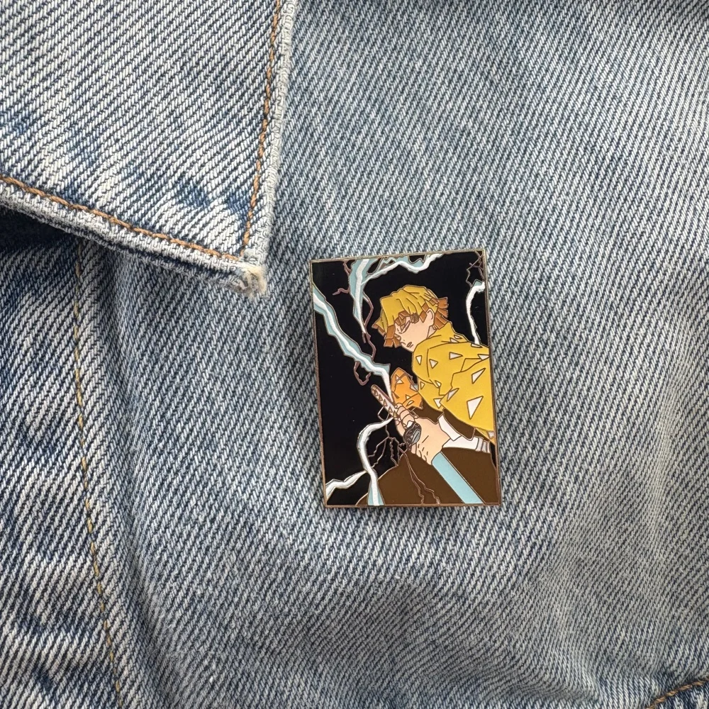 Bros Enamel Logam Anime Demon Slayer Agatsuma Zenitsu Seragam Kuning Pisau Matahari Petir Pernapasan Kerah Pin Aksesori Penggemar Jadi