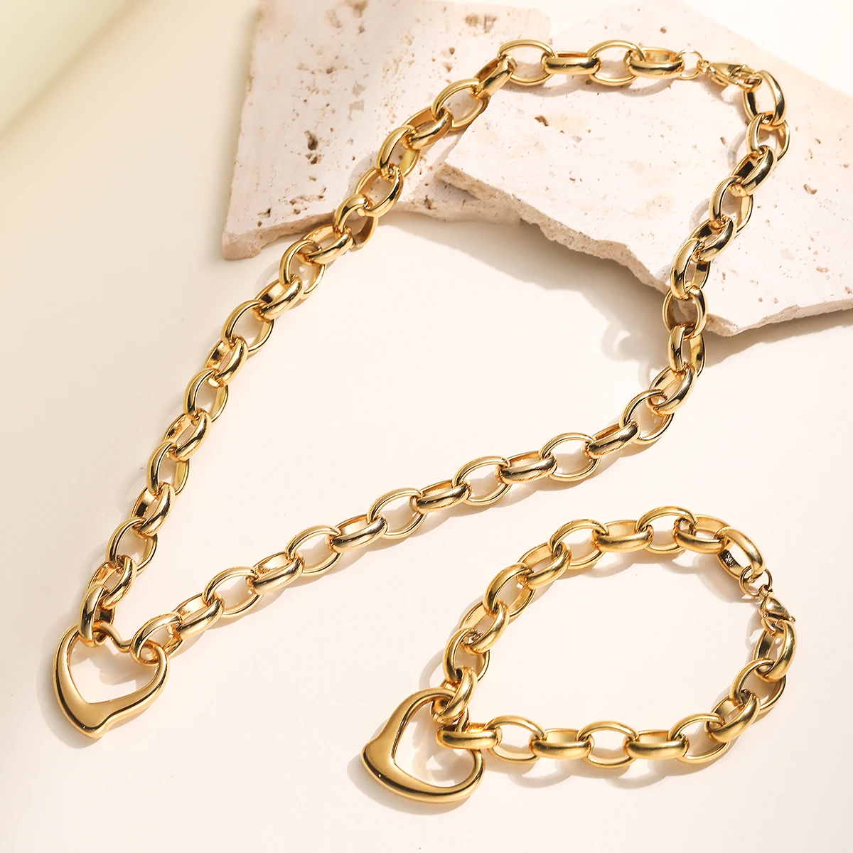 Waterproof Stainless Steel Chunky Heart Link Chain Bracelet Minimalist Hollow Heart Charm Stackable Hand Jewelry For Women