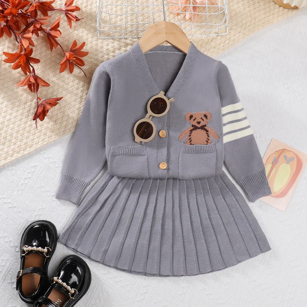 

Одежда для девочек, трикотажный топ с V-образным вырезом и принтом маленького медведя + плиссированная юбка, комплект из двух предметов, осенне-зимние детские комплекты для девочек с длинным рукавом