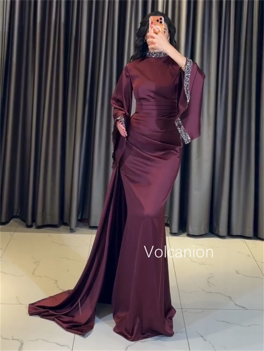 Sukienki na zamówienie z cekinami, plisami i wysokim kołnierzem, o kroju trąbki, wysokiej jakości, ekskluzywne, idealne na specjalne okazje i dla gwiazd.