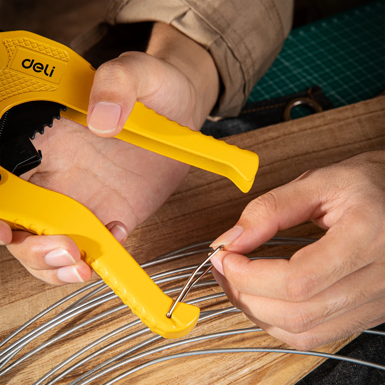Deli 42mm Teflon Coated Pipe Cutter: High-Precision Cutting Tool with Sharp Blade, Durable Design, Ideal for PVC, PEX, PP