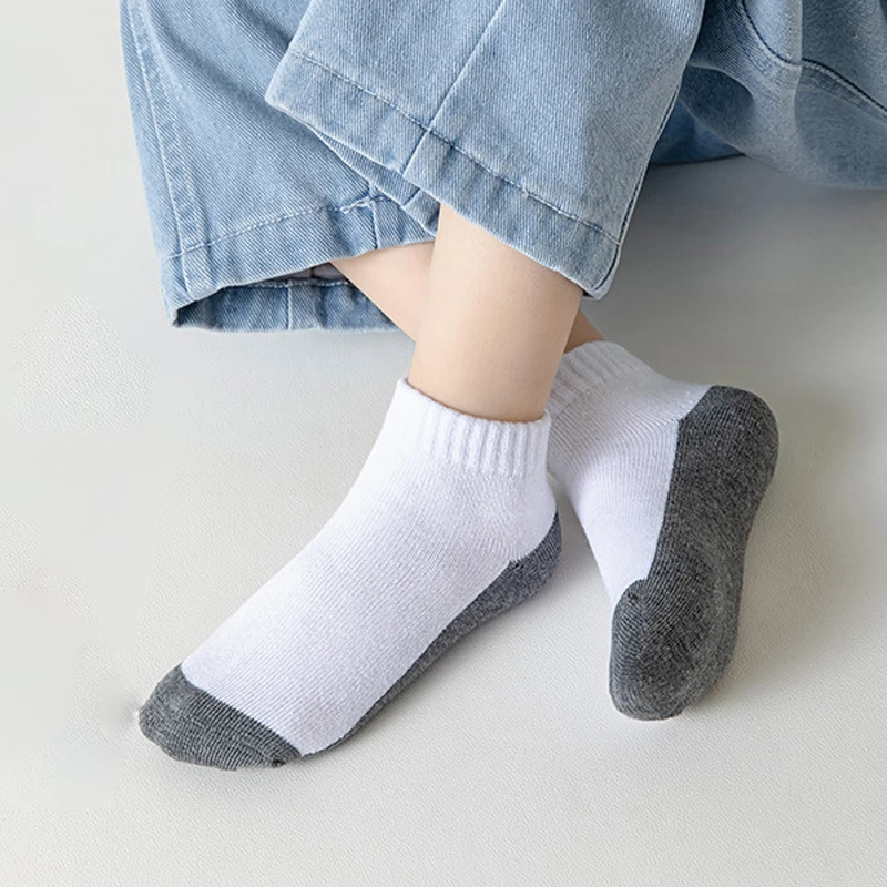 12 Paar einfache, kurze Socken für Kinder – weißes und graues Design, atmungsaktiv – geeignet für Jungen und Mädchen, ideal für die Schulanfangszeit. – Detail 2