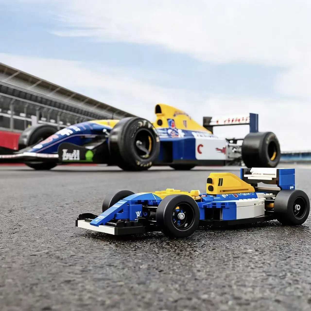 Blocs de construction de course bleus créatifs, 799 pièces, modèle de jouet en brique, ensemble de jeu éducatif pour enfants, cadeau d'anniversaire, de noël et d'halloween, 10353