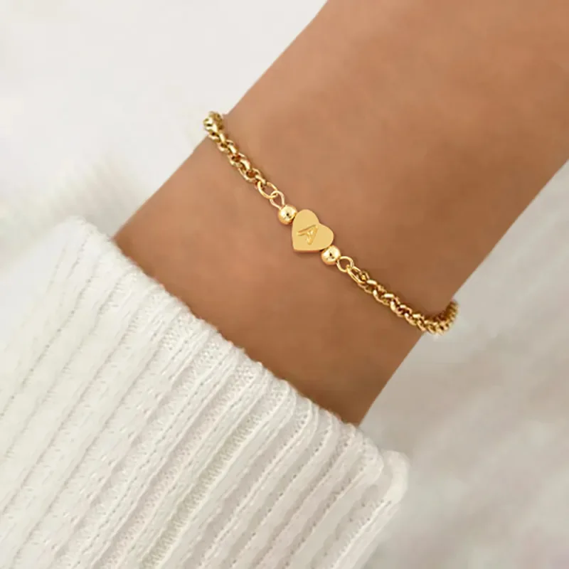 pulseira-de-contas-com-letras-em-formato-de-coracao-simples-e-gravadas-letras-em-ingles-az-capital-acessorio-de-joalheria