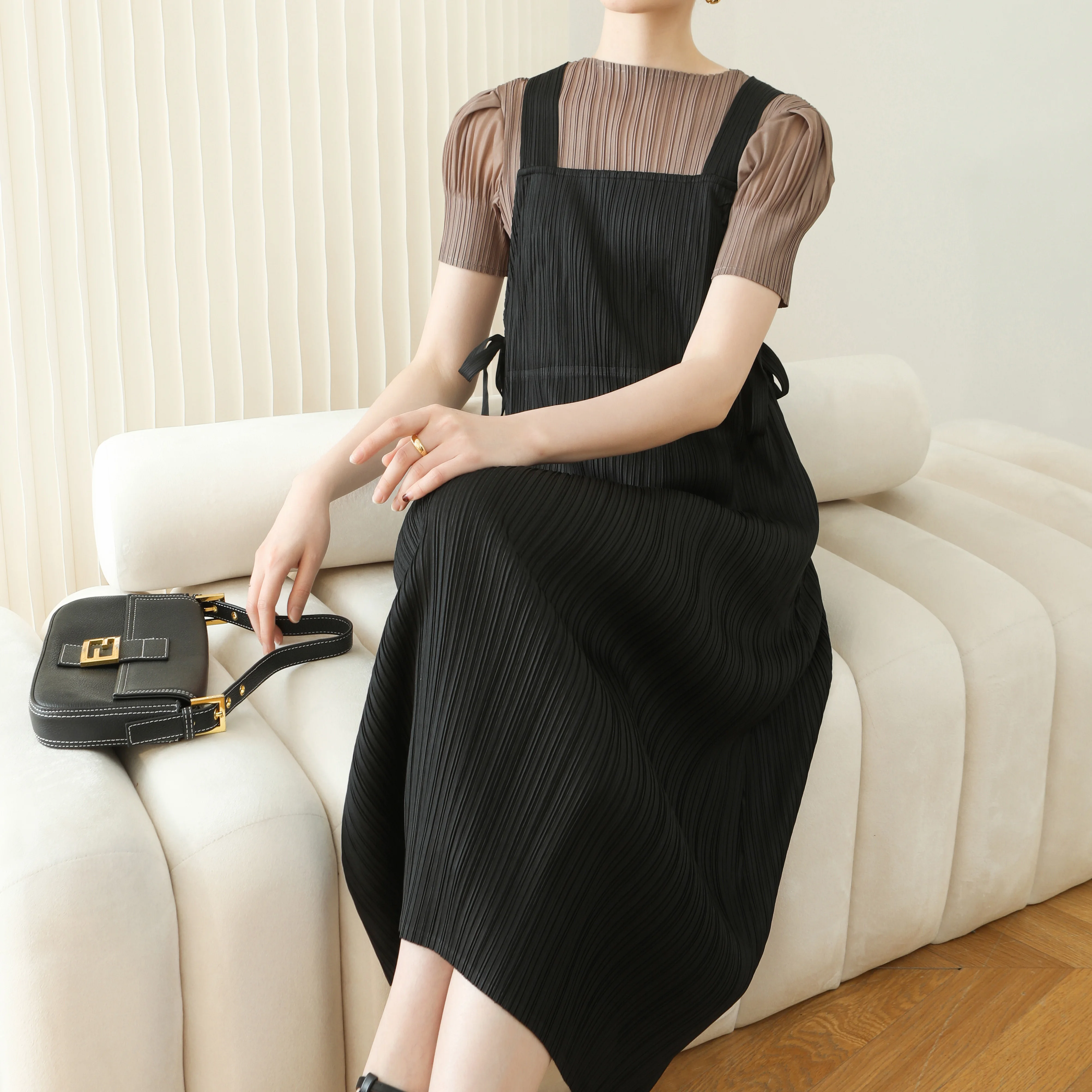 

2023 Miyake pleated large size loose fit small fragrance style niche design sense age-reducing strap skirt