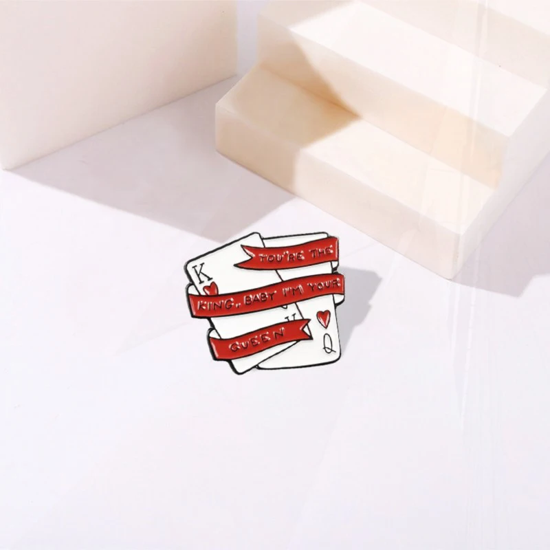 Pin lencana baju pasangan cinta hadiah perhiasan untuk anak perempuan teman Poker Raja Ratu pin Enamel pin pecinta untuk tas