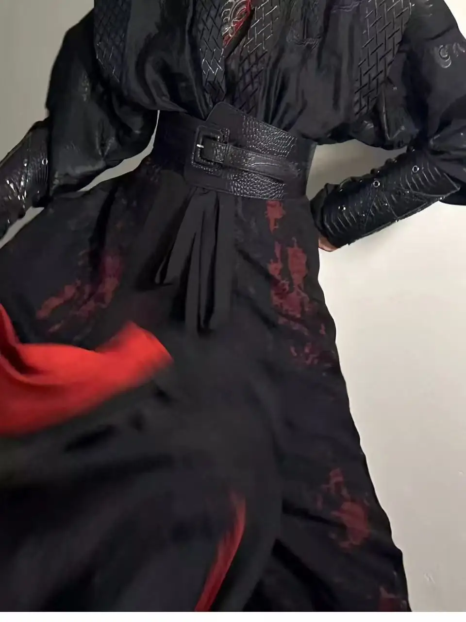 

2026 Men's Dark Black Embroidery Hanfu Traditional Tang Dynasty Cross Collar Beizi Skirt Niche Halloween Swordsman Cosplay Suit