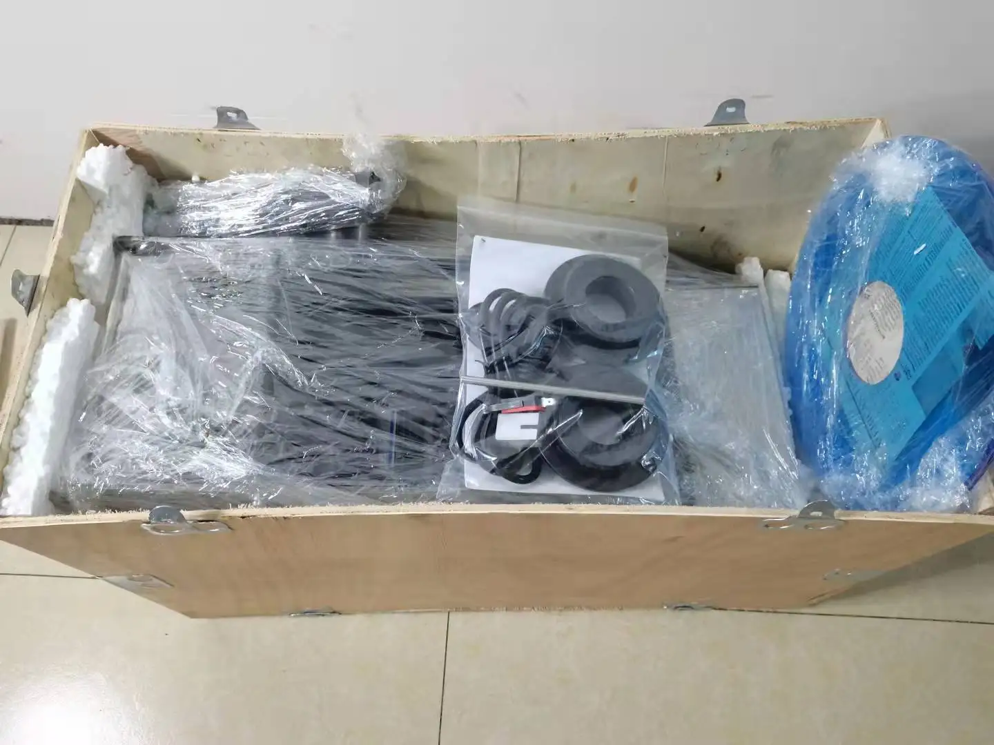 آلة وضع العلامات على الملصقات ذاتية اللصق شبه الأوتوماتيكية SLM-C للزجاجات المستديرة مع طابعة التاريخ #6