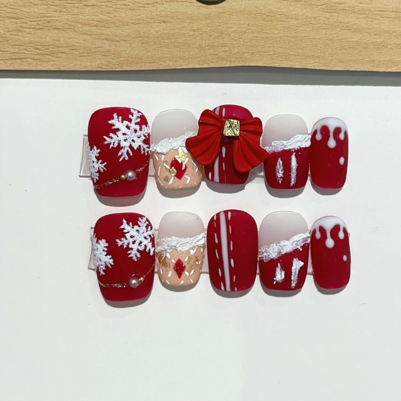 24Pcs Christmas Press on Nails Snowflake Elk Bow False Nail with Glue New Year Acrylic Nails Short Square Cute Fake Nail Tip Art