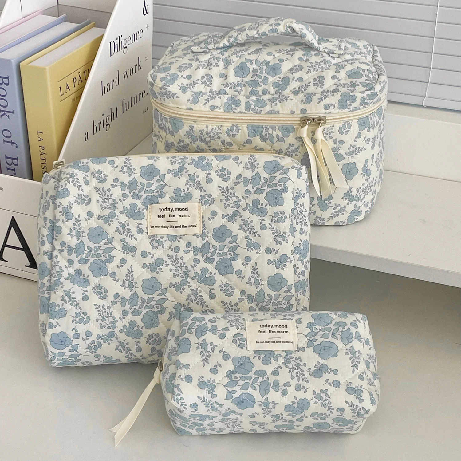 Blue peony flower makeup bag, waterproof polyester toiletry bag, portable for outings and travel, eight-cornered bag
