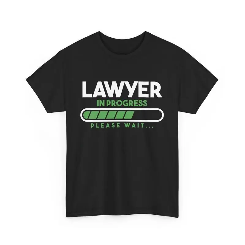 T-shirt pour avocat de l'école de droit dans le progrès, veuillez attendre