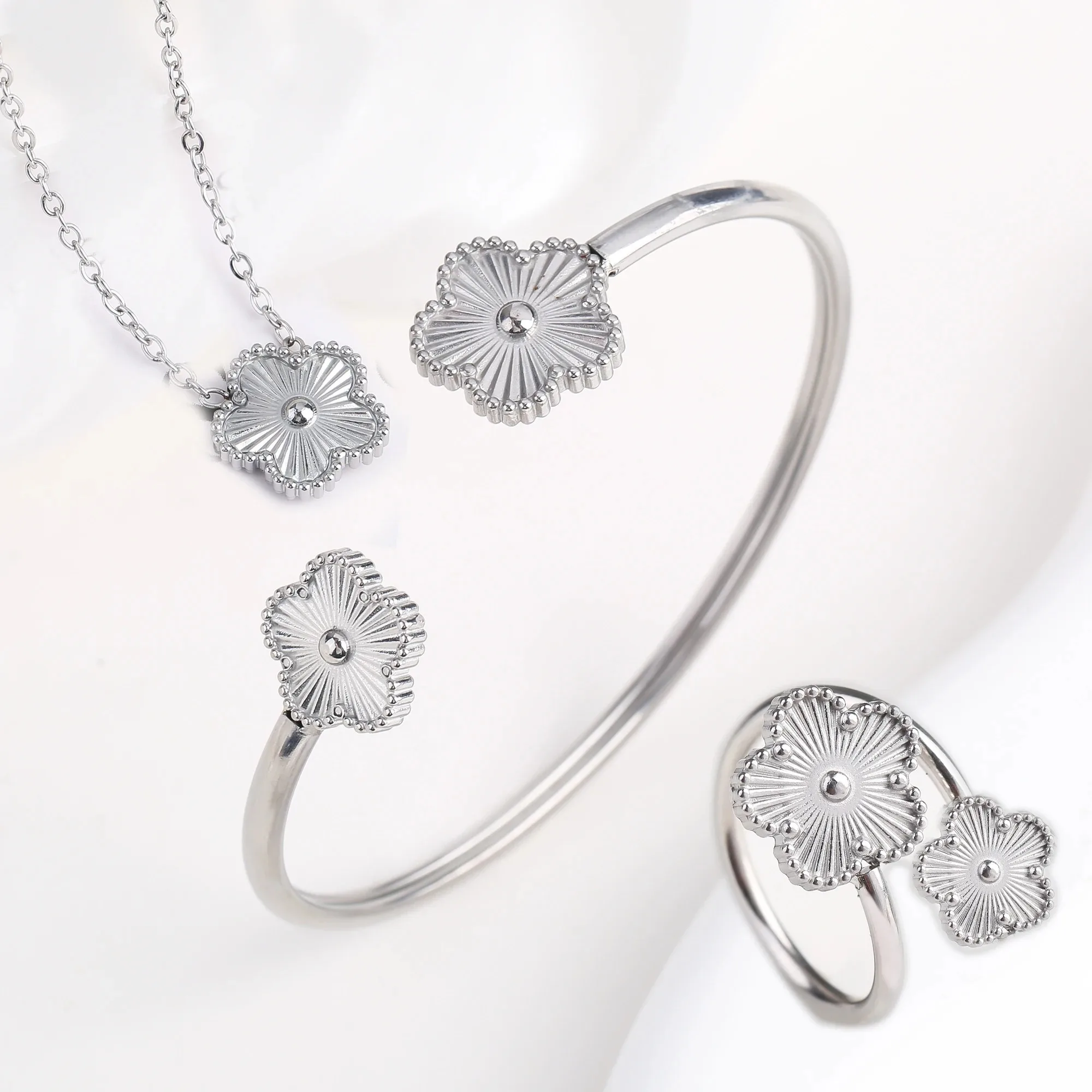 Luxury 3-piece bracelet necklace ring Stainless steel five-leaf flower jewelry set women's party brand Shamrock jewelry to creat