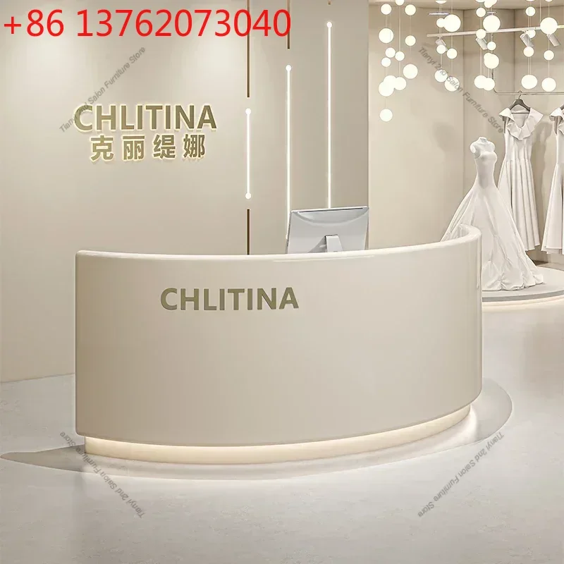 

Простой современный изогнутый кассовый стол в кремовом стиле для магазина одежды, стойка ресепшн для салона красоты, барная стойка ресепшн