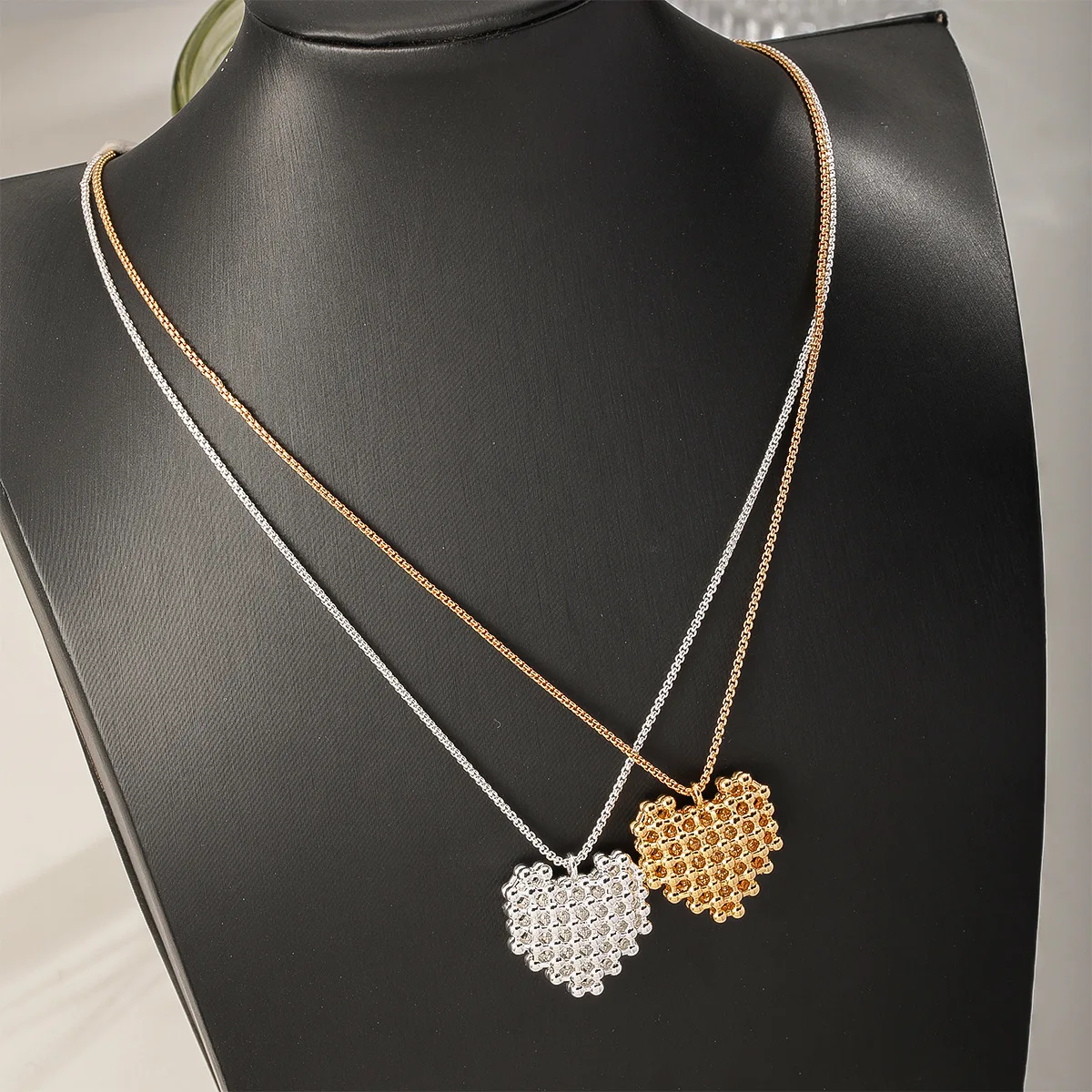 

Honeycomb Heart Pendant Necklace, Light Luxury & Premium Clavicle Chain, Fashion All-Match Sweater Chain for Women, Jewelry Gift
