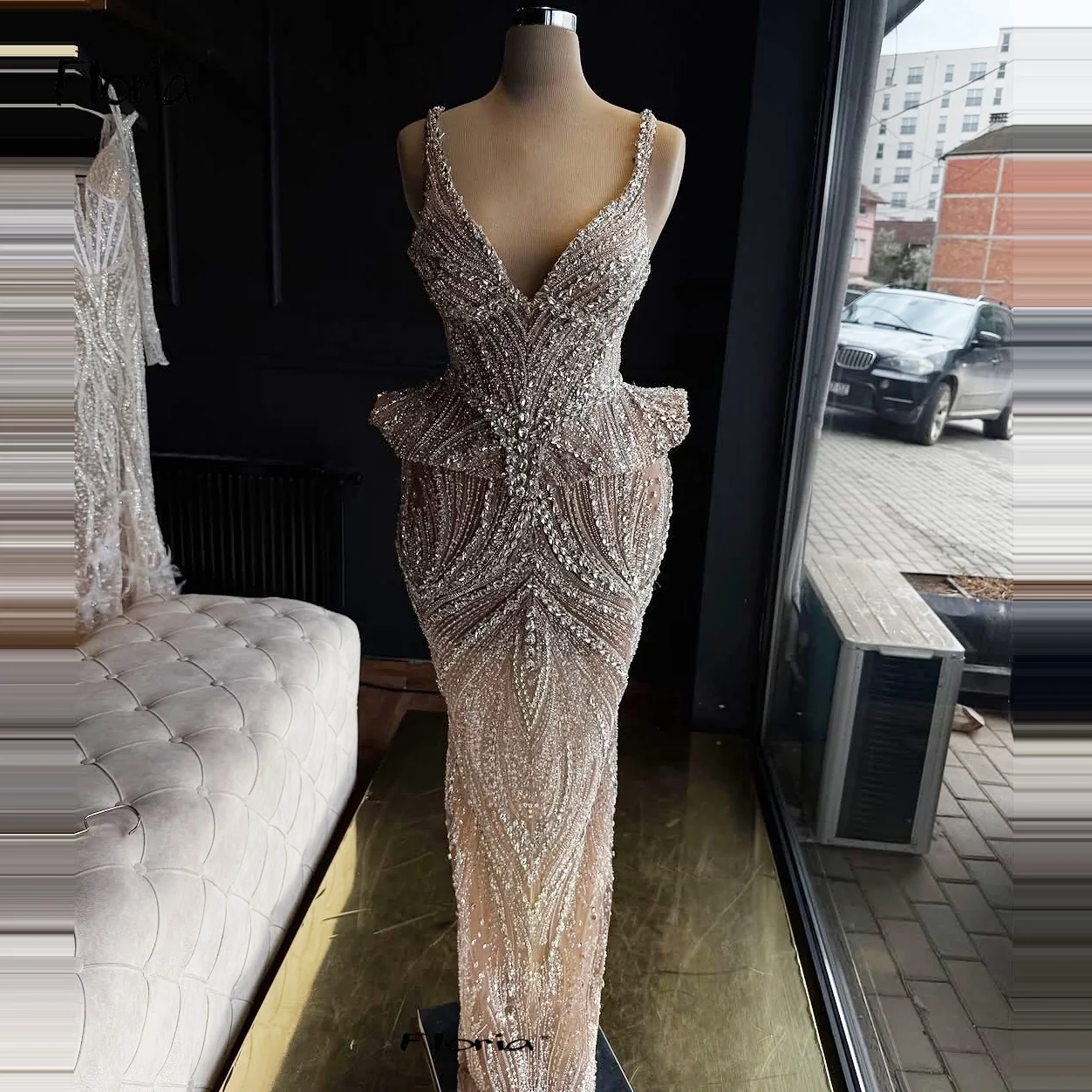 

Spaghetti Straps Deep V Neck Prom Dresses Bling Champagne Sheath Dress Sparkly Beaded Customized Saudi Arabia Graduation Gowns