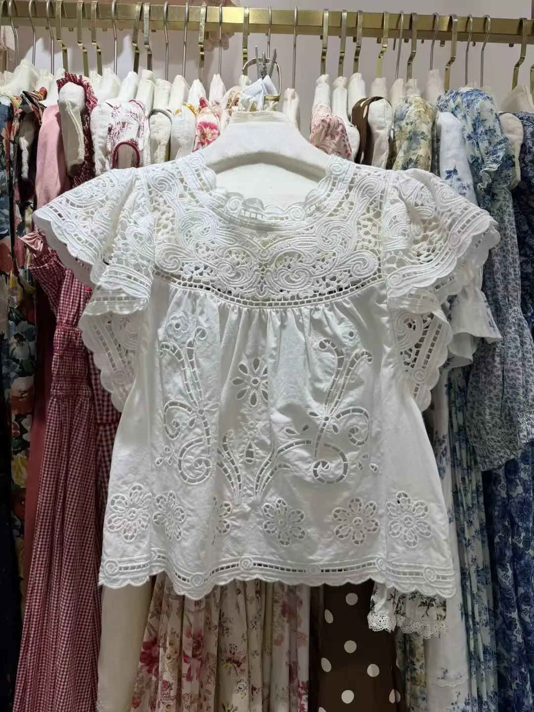 Blusa de algodón para mujer con diseño de flores caladas, cuello redondo y manga volante, estilo casual, blanca, Verano 2026