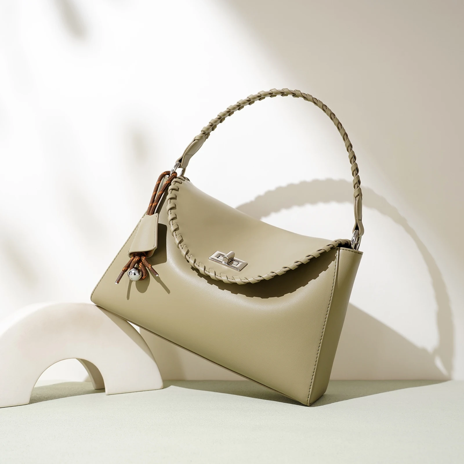 

Fashionable Handmade Crescent Handheld Lady Shoulder Bag Girls Versatile Crossbody French Niche Design Simple Commuter Style