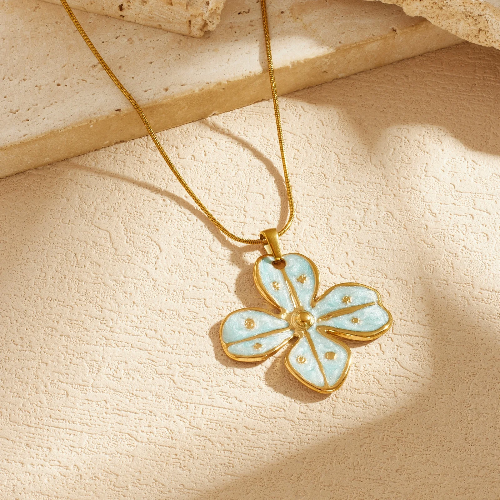 Collier pendentif fleur unique en émail bleu en acier inoxydable pour femme, chaîne de cou étanche, bijou tendance, cadeau