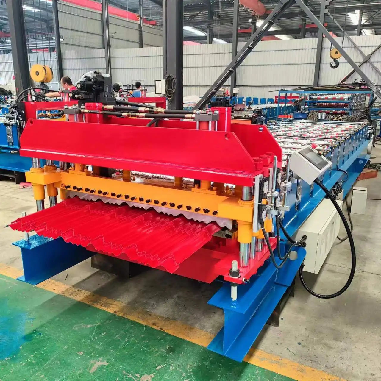 特大スパン屋根板製造機と長尺タイル製造機（産業倉庫用途向け）