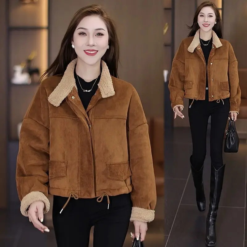 

Утепленная женская куртка из кожи и меха с пуговицами, длинными рукавами и отложным воротником