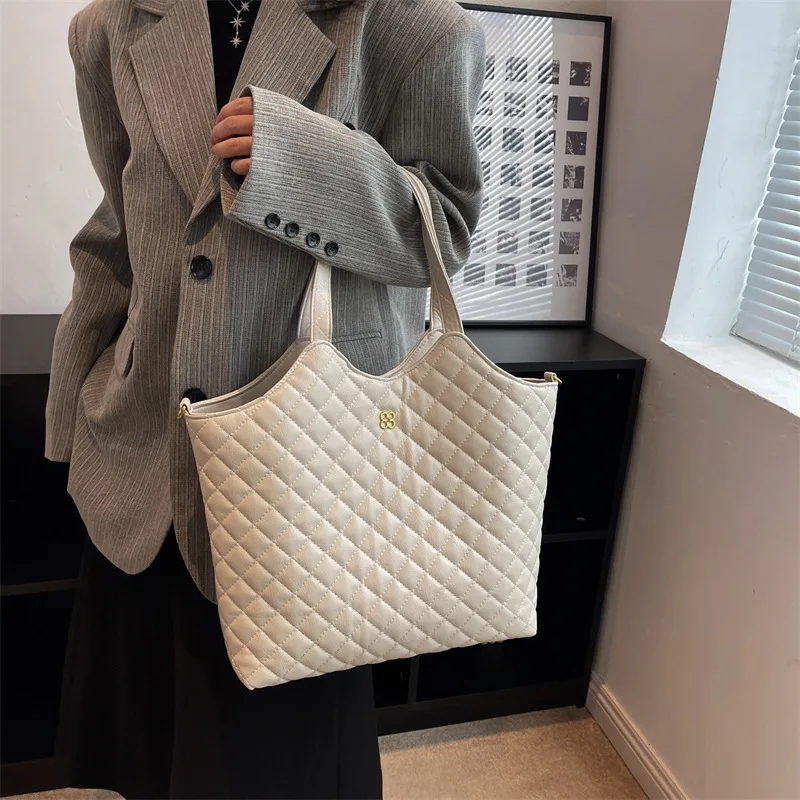 Large Capacity Winter Fashion Design Quilted Bag Shoulder Bag New Solid Handbags Tote Bags For Women Fashion Top Handle Bag