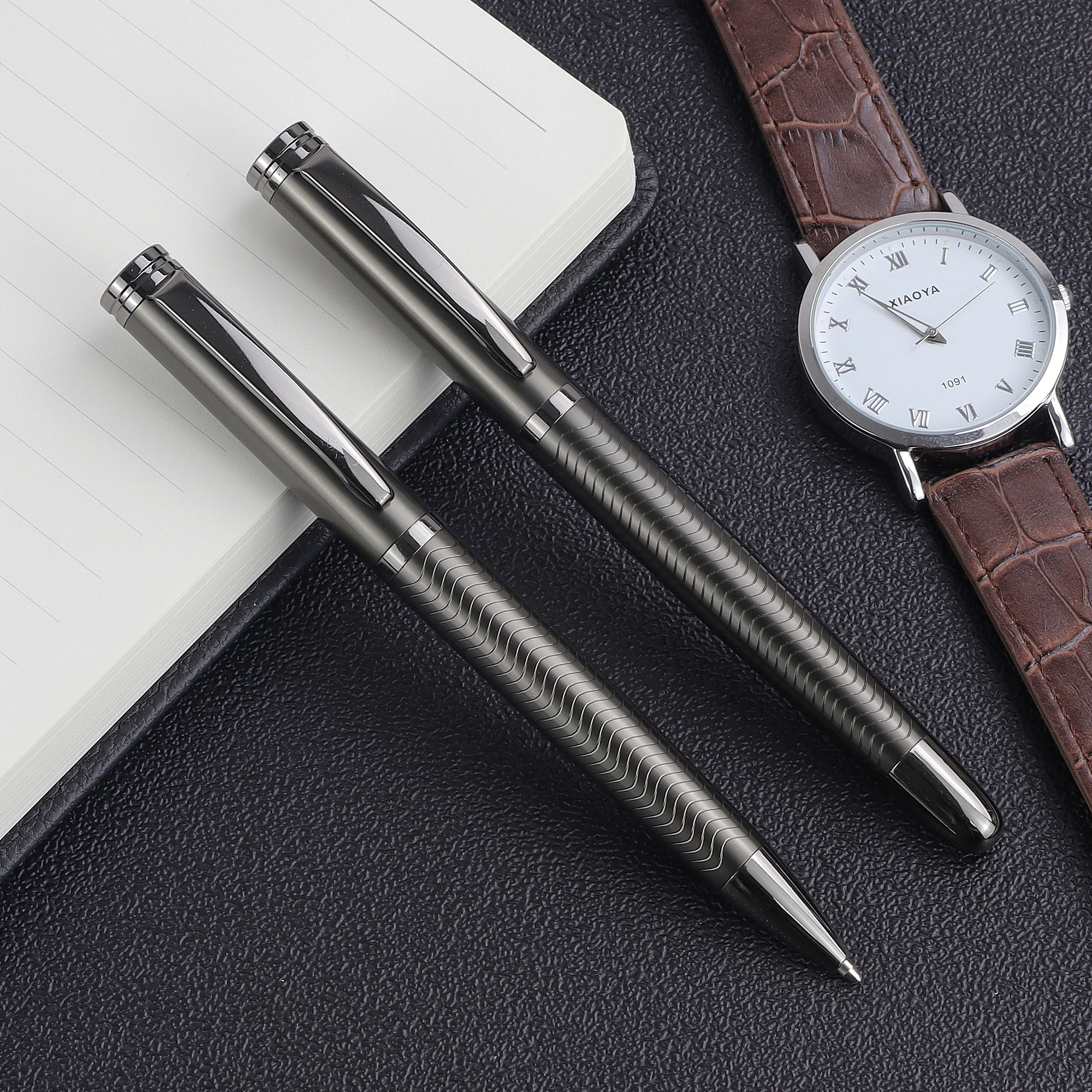 2 Stück/1 Set Stift mit grauem Gunmetal-Drachenschuppen-Design – Enthält 1 Kugelschreiber und 1 Rollerball-Stift – Für den geschäftlichen Gebrauch – Schwarze Tinte – Detail 3