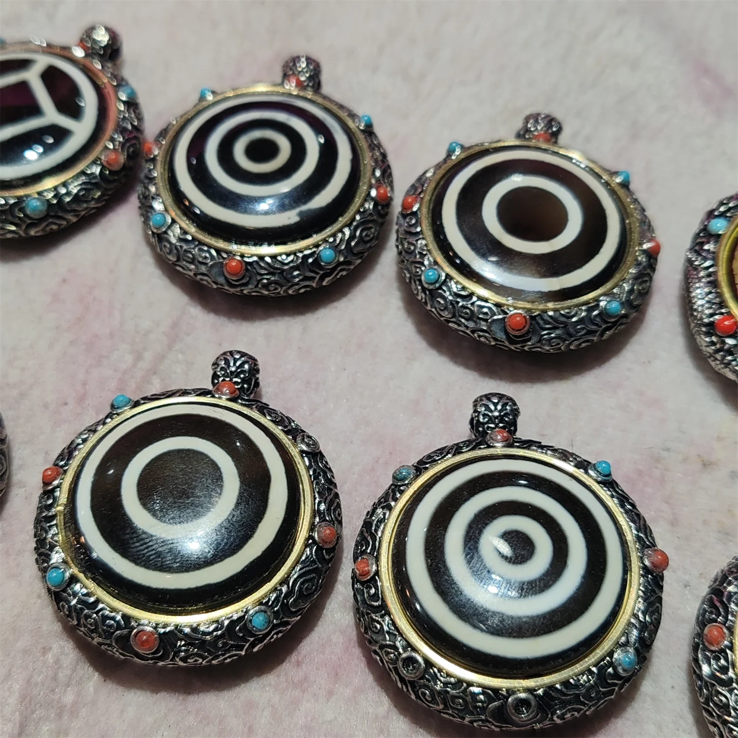 1pcs/lot Natural Agate Dzi Pendant Rotatable catch a break Ancient totems Pair with red agate and turquoise Ethnic style