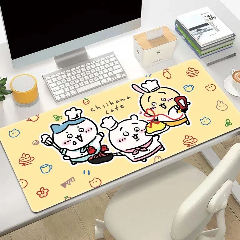 tapete-de-mesa-grande-com-tema-de-chef-de-cafe-chiikawa-com-personagens-de-anime-fofos-em-trajes-de-chef-base-de-borracha-antiderrapante-tapete-para-mouse-e-uso-domestico