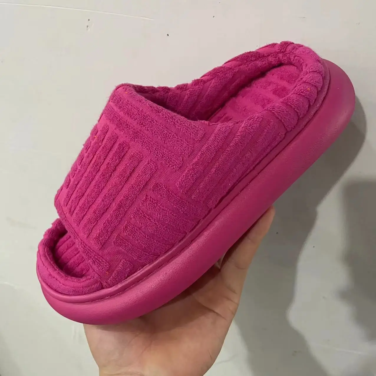 Luksusowe marki Peep Toe kapcie zielone slajdy dla kobiet płaskie buty znosić Flip Flop platformy Zapatillas De Mujer klapki damskie