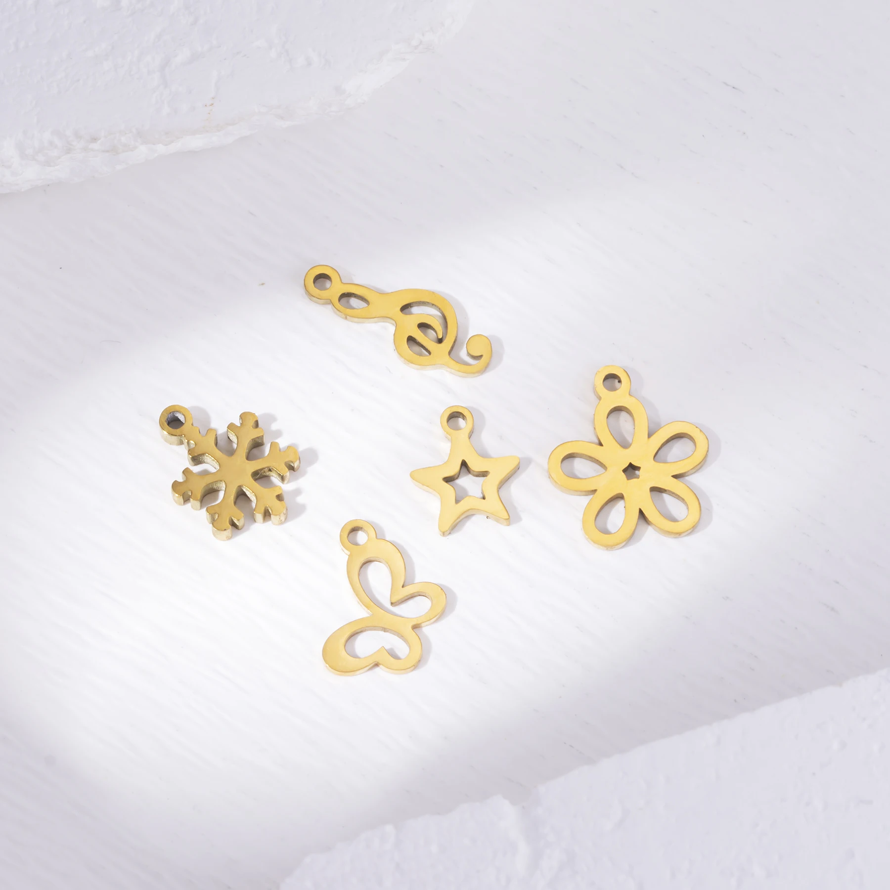 6 Stück/Set Edelstahl Mini Spiegelpolierte Anhänger in Form von Schneeflocke, Delfin, Krone, Stern und Schmetterling für DIY-Schmuckherstellung Zubehör – Detail 7