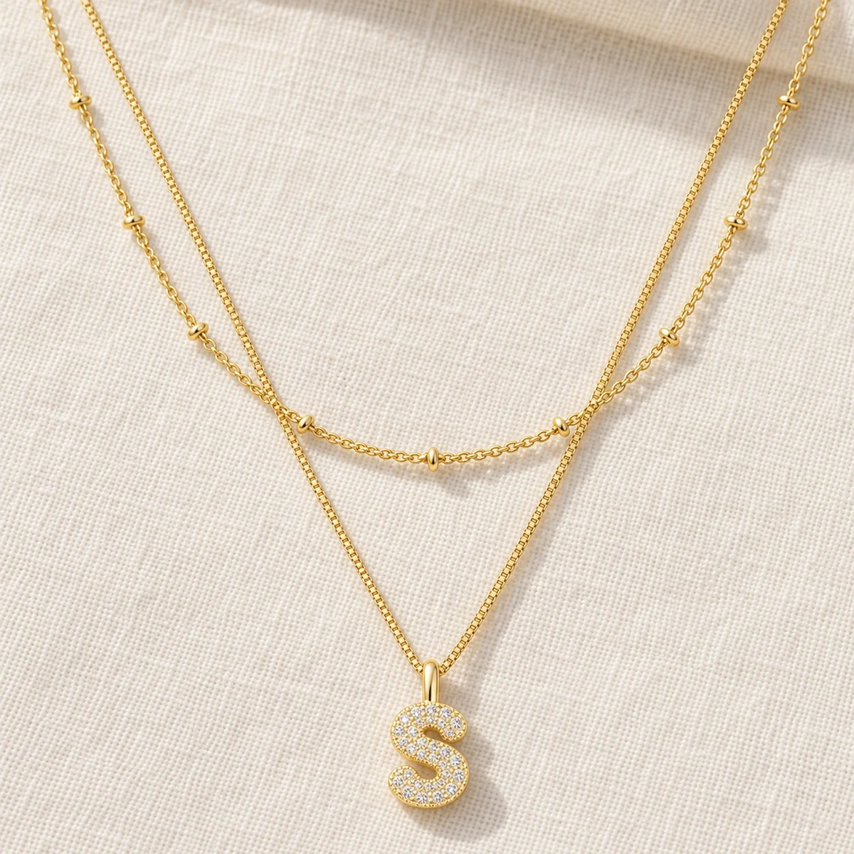 Vergoldete Buchstaben-Halskette für Damen und Herren, Initialen-Anhänger mit Zirkonia-Perlen, mehrlagiger Schmuck, Geschenk, modisches Accessoire, Geschenkidee. – Detail 3