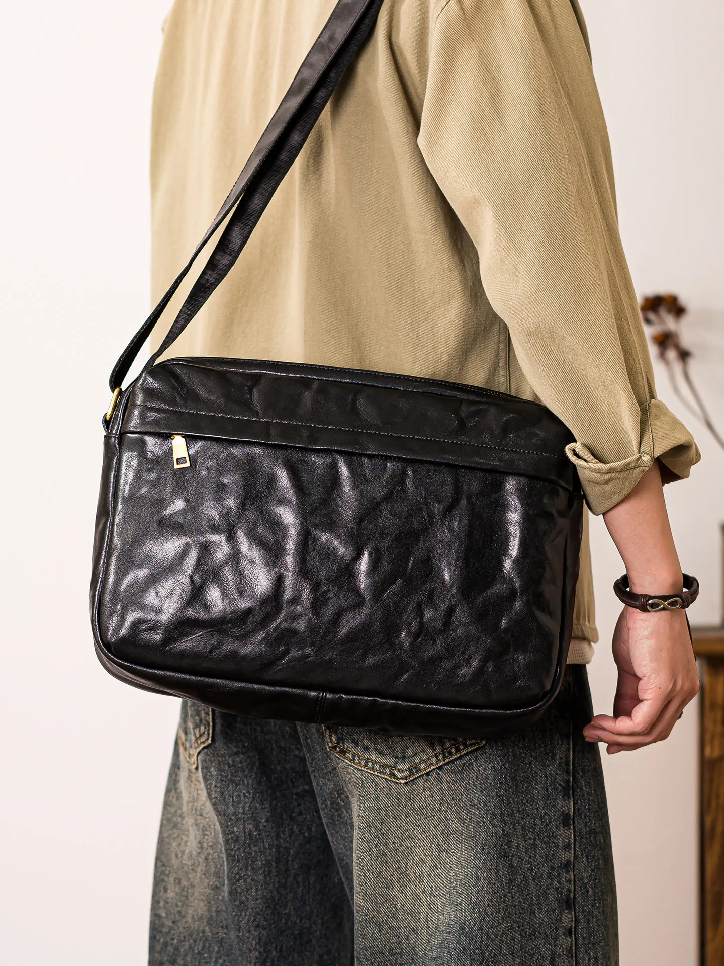 

vintage casual daily commuting genuine leather men's messenger bag outdoor travel luxury cow leather large-capacity shoulder bag