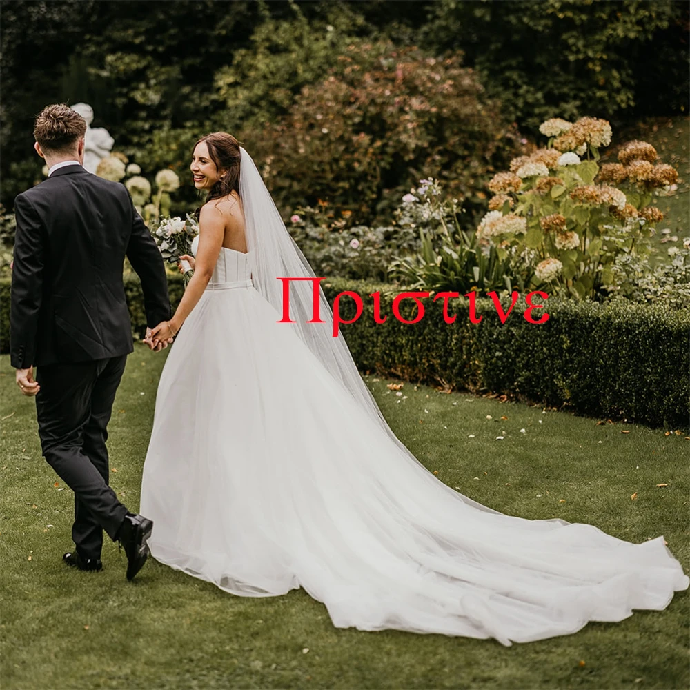 カスタマイズされた絶妙なホワイトオーガンザのウェディングドレスエレガントなストラップレスオフショルダーノースリーブチャペルトレインブライダルドレス