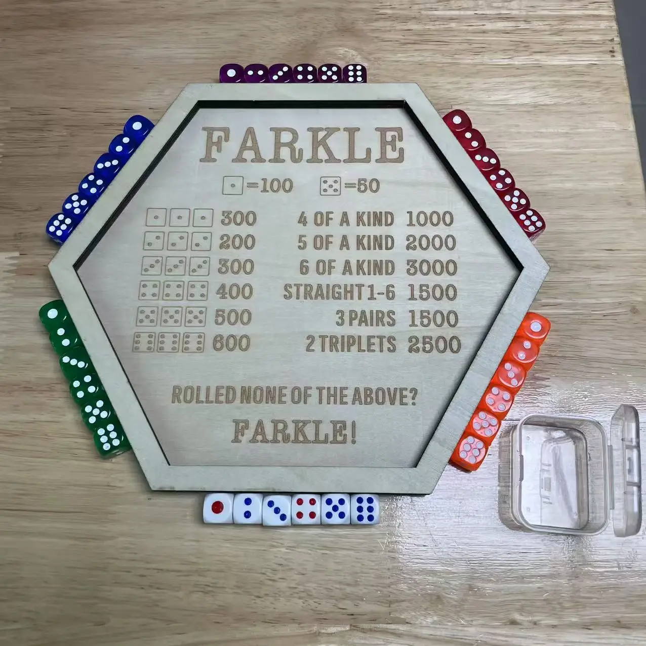 

Набор кубиков из цельного дерева Farkle Deluxe с шестиугольным многоугольным подносом, включает в себя 6 красочных кубиков + футляр для хранения, идеально подходит для игровых ночей