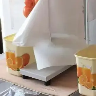 ماكينة تعبئة وتغطية عصير البرتقال الأوتوماتيكية ماكينة عصر الحمضيات الكهربائية التجارية ماكينة عصير بالضغط البارد