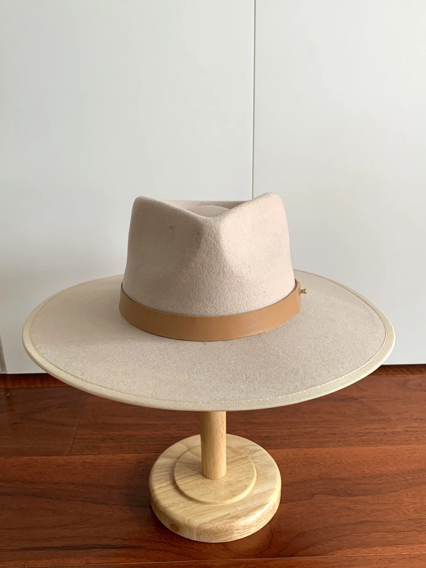 chapeau-melon-classique-en-feutre-de-laine-australienne-pour-femme-a-large-bord-amincissant-le-visage-chaud-pour-l'hiver-tendance-et-polyvalent-ideal-pour-les-vacances
