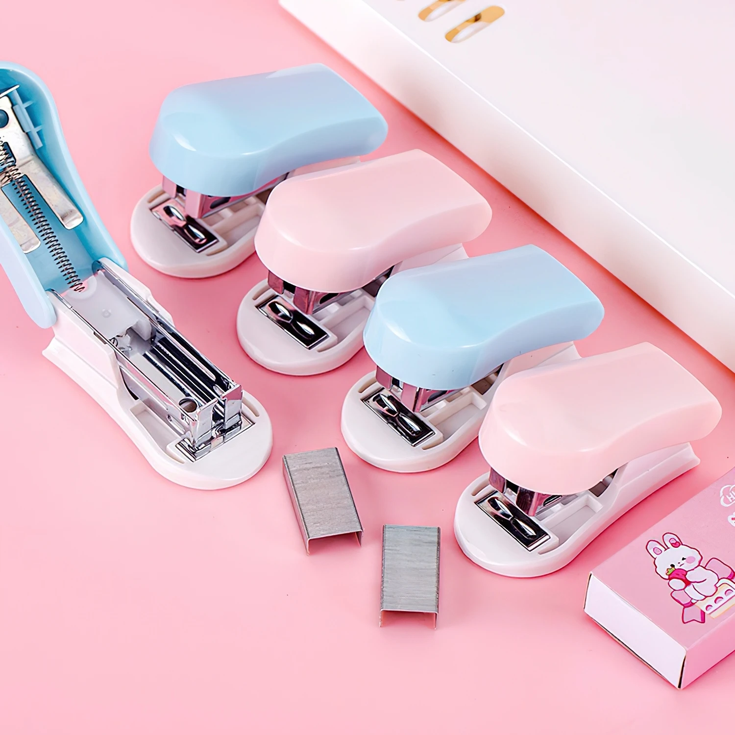 1 set di mini cucitrici color macaron, include 1000 graffette e coda di rimozione, strumenti di rilegatura in metallo leggero per risparmiare manodopera F7884