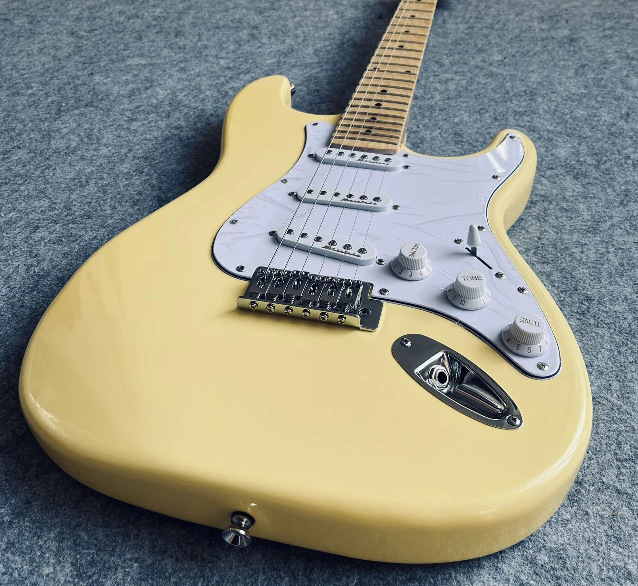 Diapasón festoneado, pastillas Dimarzio, guitarra Malmsteen, guitarra de cabeza grande, amarillo lechoso