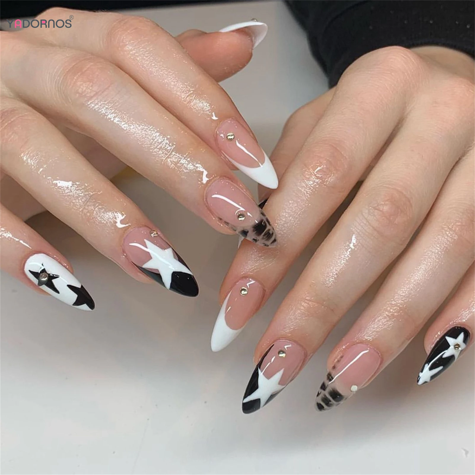 Y2K Girls Fake Nails Black Five-pointed Star Designs Press on Nails White French Style Almond False Nails Patches for Women