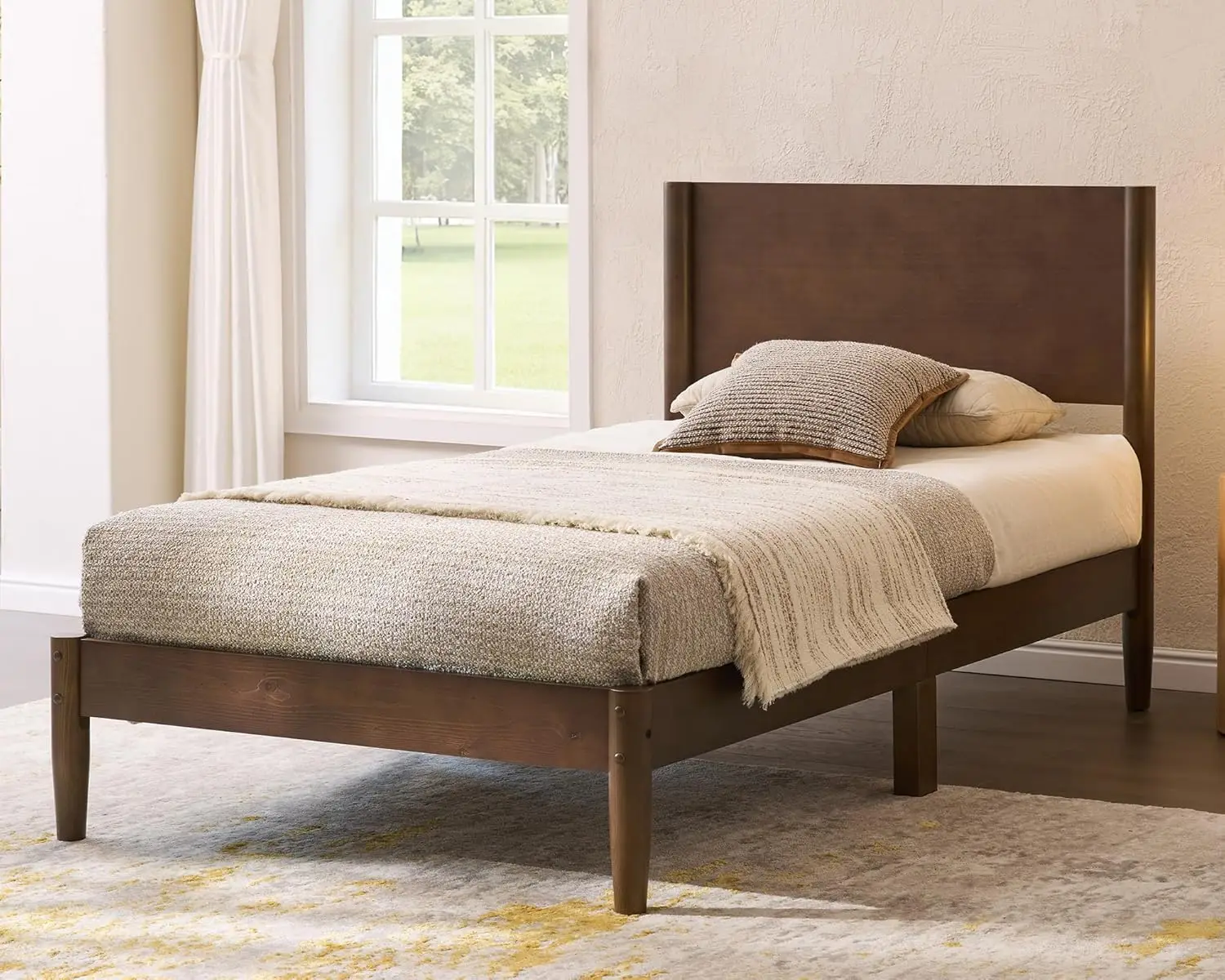 

Каркас кровати-платформы из массива дерева, двуспальный, с изголовьем в стиле середины века, бесшумные ножки, без пружинного блока, с местом для хранения, цвет орех, на заказ