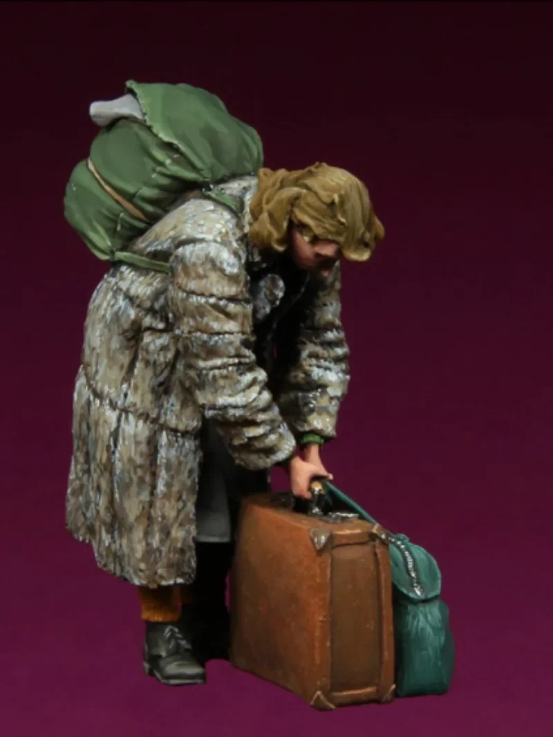 

1/35 Scale Resin Figure Hobby Model Kit European Refugee Woman Holding Luggage Miniature Unassembled and Unpainted 818-7 TOYS