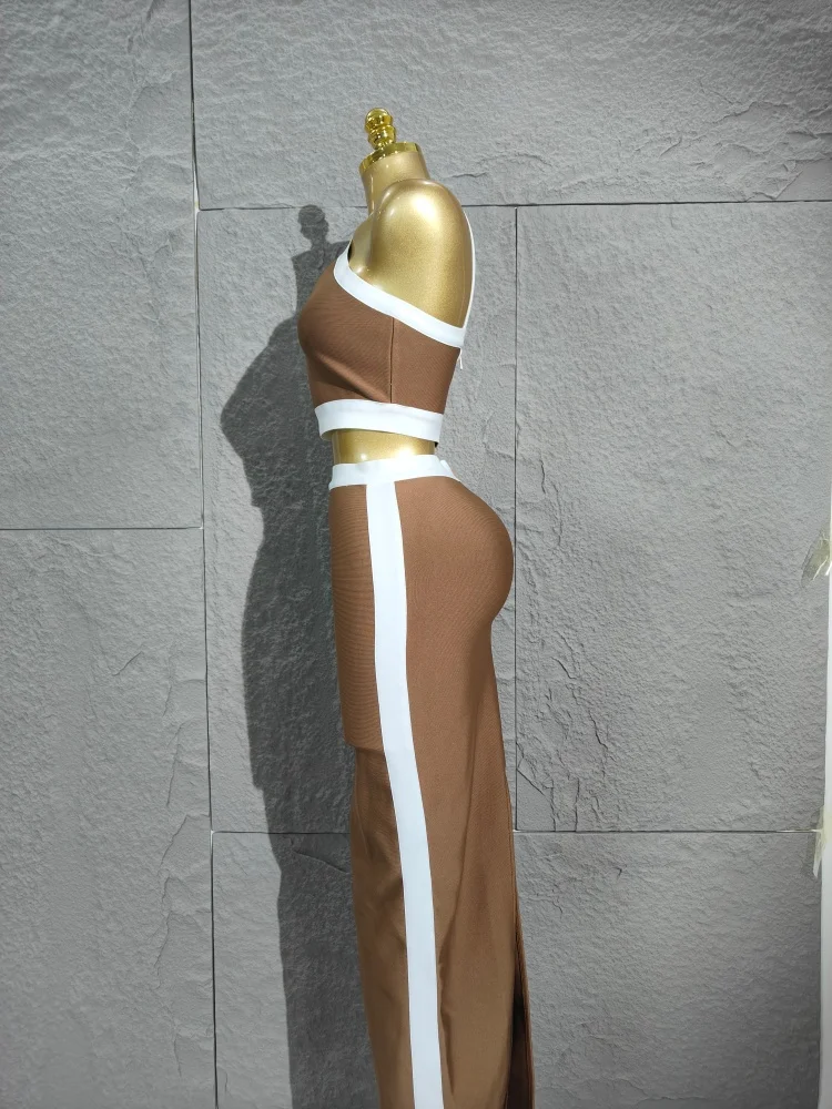 2025 Baring Slim-Fit-Kurztop + hüftumarmender kurzer Rock. Modisches und sexy zweiteiliges Bandage-Set für Damen mit Hals und hängender Schulter