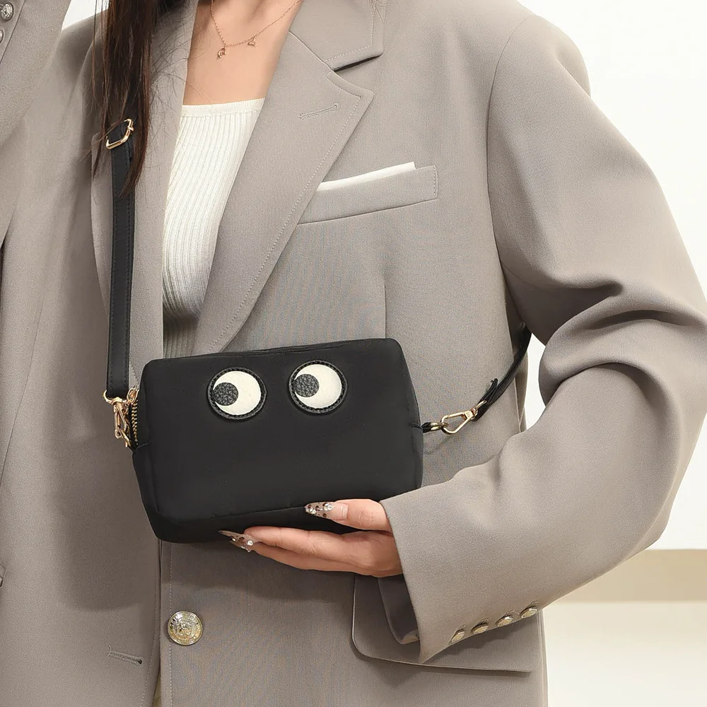 حقيبة مكياج مربعة الشكل عصرية جديدة لهذا العام مصنوعة من النايلون المقاوم للماء وجلد البقر، خفيفة الوزن ومحمولة، مع عين