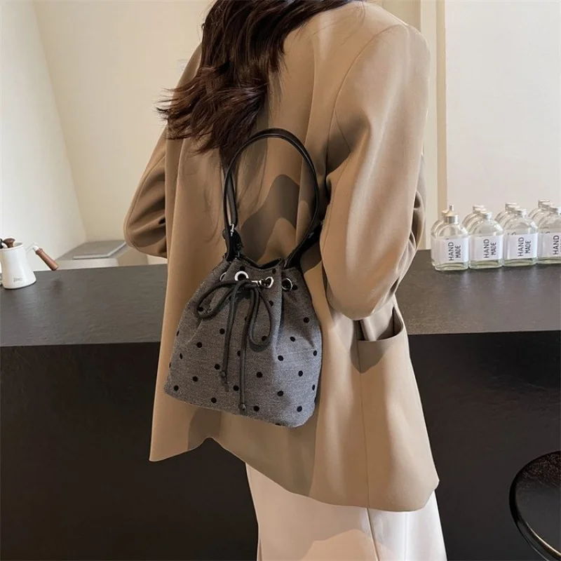 

Стильная женская сумка через плечо — популярная классическая кожаная сумка с регулируемым ремешком и элегантным образом